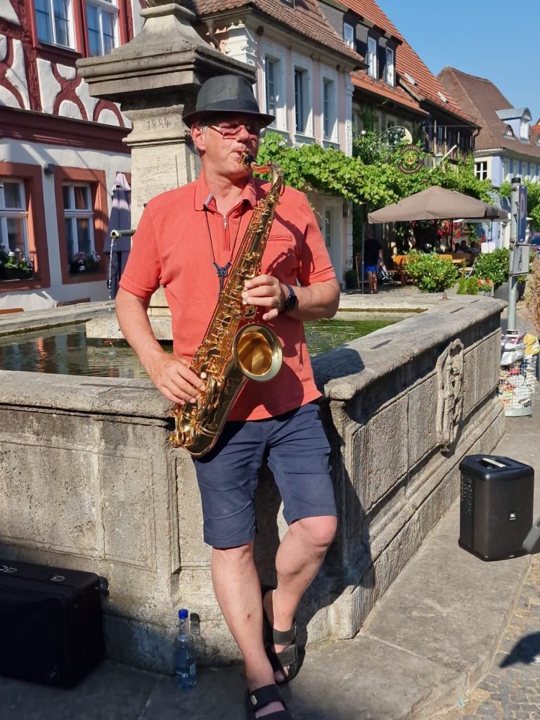 Prichsenstadt Musik mit Saxophon am Dorfbrunnen